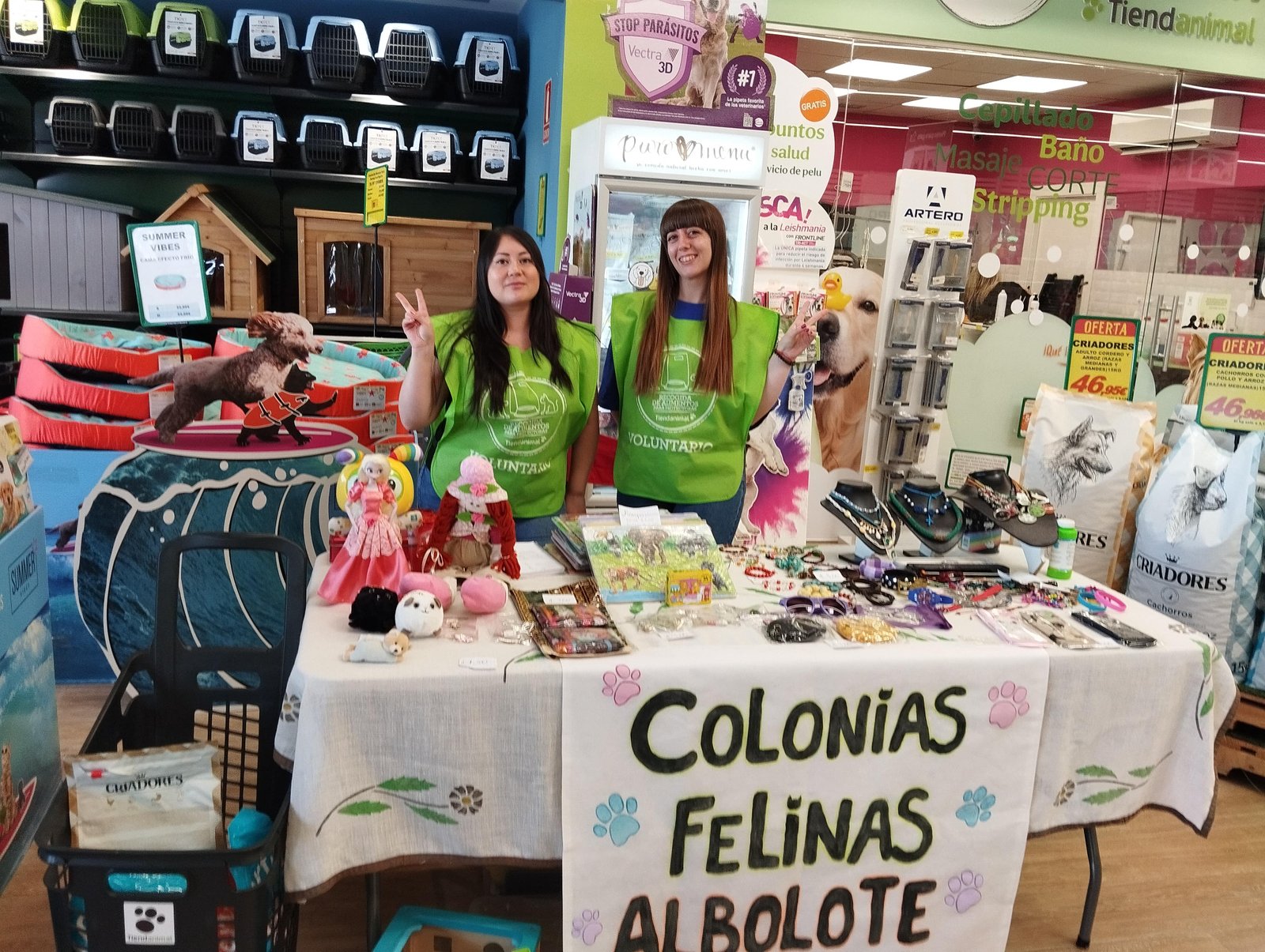 Voluntarias felices ayudando en la recogida de alimentos en Tiendanimal, Junio del 2024.