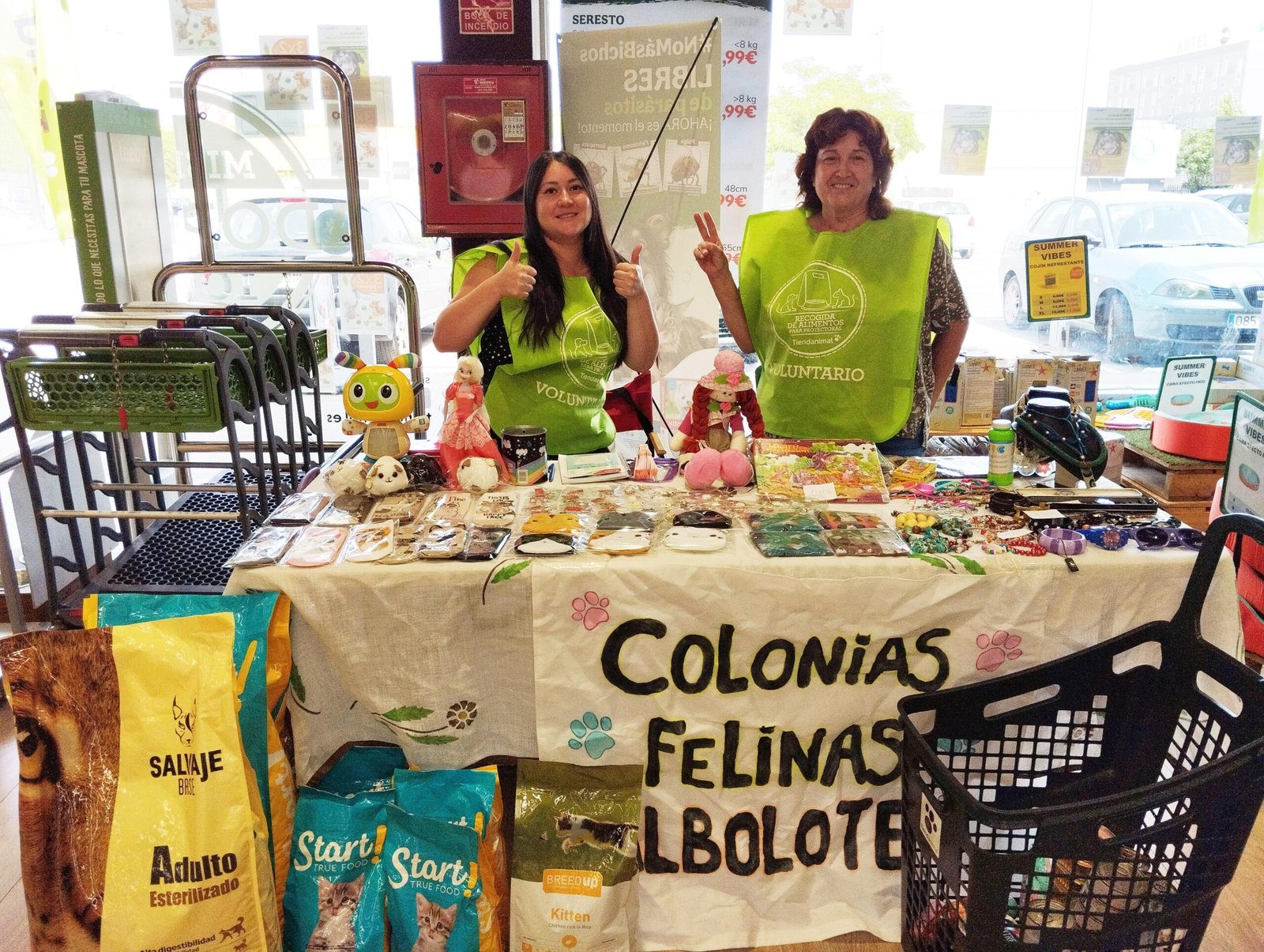 Voluntarias participando en recogida de alimentos solidario sabado 20 de julio del 2024 en Tiendanimal Granaita.